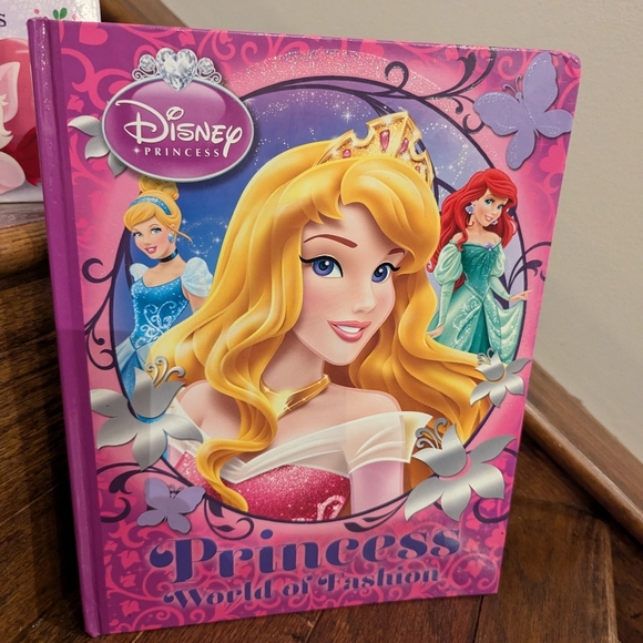 Disney Books lot Princess Guide, Princess World of Fashion & Disney Palace Pets - Picture 3 of 13